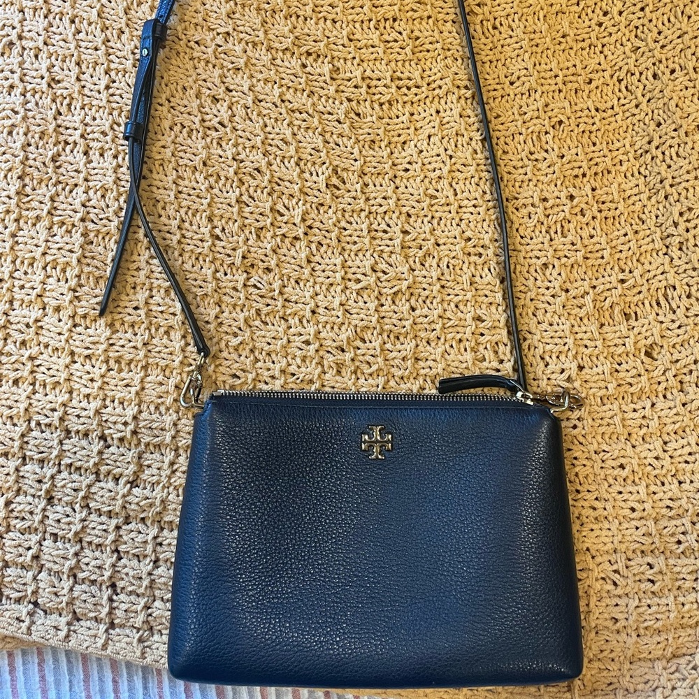 Tory Burch Kira Pebbled Leather Wallet Crossbody 🖤
